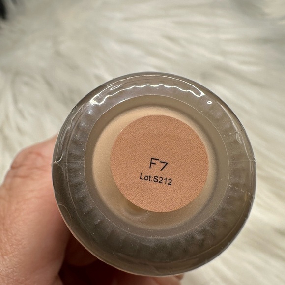 🩵3/$10 Revolution Conceal & Glow Foundation - Warm Tan - Picture 5 of 7